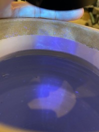 Een paar Chinese blauw-witte schotels en een Samson famille rose vaas, Qianlong en 19e eeuw