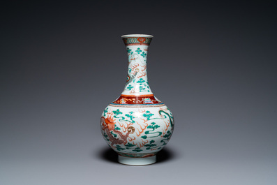 A Chinese famille verte 'dragons' bottle vase, Guangxu mark, 20th C.