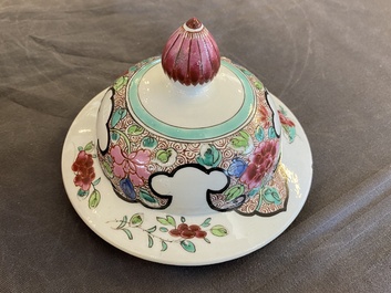 Een paar Chinese blauw-witte schotels en een Samson famille rose vaas, Qianlong en 19e eeuw