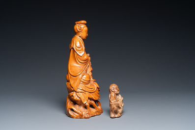 Guanyin en bois sculpt&eacute; et Liu Hai en pierre &agrave; savon, Chine, Qing