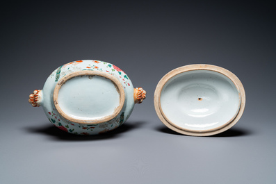 Een Chinese famille rose dekselterrine op onderschotel, Qianlong