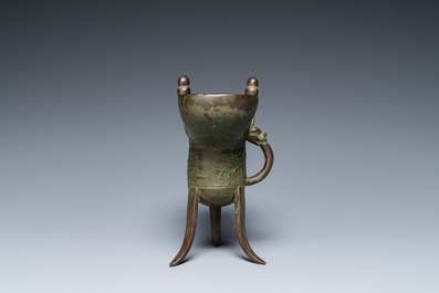 Verseuse de type 'jue' en bronze avec une inscription et dat&eacute;e 1701, Chine, Kangxi