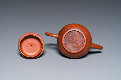 A Chinese Yixing stoneware tea caddy and teapot, 19/20th C.
