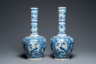 Paire de vases de forme bouteille en fa&iuml;ence de Delft en bleu et blanc, 18&egrave;me
