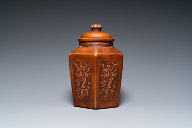 A Chinese Yixing stoneware tea caddy and teapot, 19/20th C.