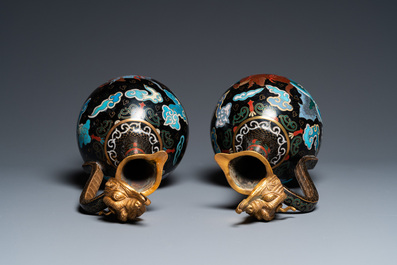 Paire de verseuses &agrave; d&eacute;cor d'animaux mythiques en &eacute;maux cloisonn&eacute;s aux couvercles zoomorphes dor&eacute;s, Chine, Qing