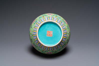 Vase de forme bouteille en porcelaine de Chine famille rose &agrave; fond vert de limon, marque et &eacute;poque de Jiaqing
