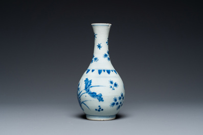 Vase de forme bouteille en porcelaine de Chine en bleu et blanc &agrave; d&eacute;cor floral, &eacute;poque Transition