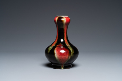 A Chinese flamb&eacute;-glazed garlic head vase, 19th C.