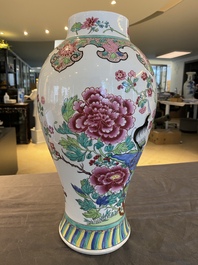 Een paar Chinese blauw-witte schotels en een Samson famille rose vaas, Qianlong en 19e eeuw