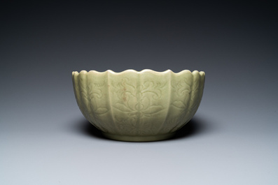 Een grote Chinese Longquan celadon kom met onderglazuur lotusdecor, Ming