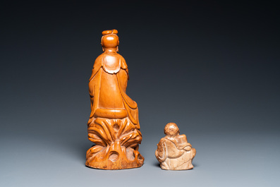 Guanyin en bois sculpt&eacute; et Liu Hai en pierre &agrave; savon, Chine, Qing