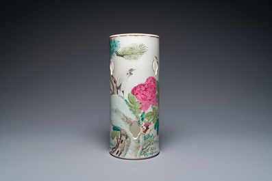 Plateau en porcelaine de Chine famille rose et porte-chapeau en qianjiang cai, 19/20&egrave;me