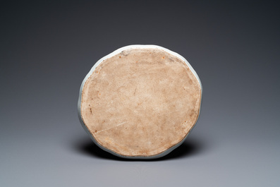 Plateau en porcelaine de Chine famille rose et porte-chapeau en qianjiang cai, 19/20&egrave;me