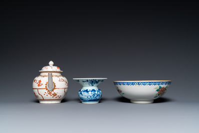 Drie Chinese blauw-witte en famille rose schotels, een theepot, een kom en een zhadou, 18/19e eeuw