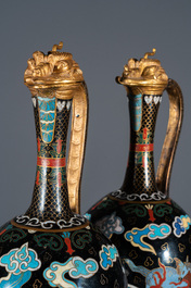 Paire de verseuses &agrave; d&eacute;cor d'animaux mythiques en &eacute;maux cloisonn&eacute;s aux couvercles zoomorphes dor&eacute;s, Chine, Qing
