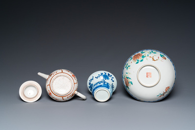 Drie Chinese blauw-witte en famille rose schotels, een theepot, een kom en een zhadou, 18/19e eeuw