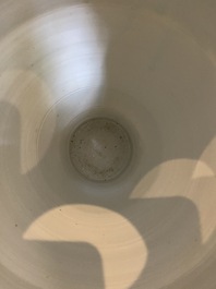 Een paar Chinese blauw-witte schotels en een Samson famille rose vaas, Qianlong en 19e eeuw