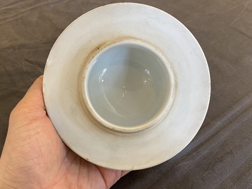 Een paar Chinese blauw-witte schotels en een Samson famille rose vaas, Qianlong en 19e eeuw