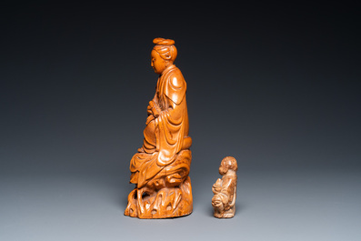 Guanyin en bois sculpt&eacute; et Liu Hai en pierre &agrave; savon, Chine, Qing