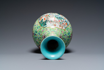 Vase de forme bouteille en porcelaine de Chine famille rose &agrave; fond vert de limon, marque et &eacute;poque de Jiaqing