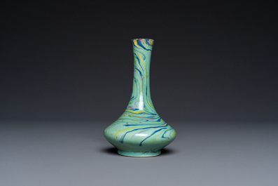 Vase de forme bouteille en porcelaine de Chine polychrome, Qianlong