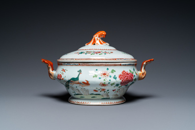 Een Chinese famille rose dekselterrine op onderschotel, Qianlong