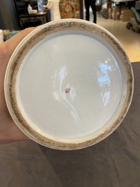 Een paar Chinese blauw-witte schotels en een Samson famille rose vaas, Qianlong en 19e eeuw