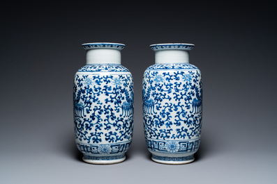 Een paar Chinese blauwwitte 'feniks' vazen, Kangxi merk, 19e eeuw