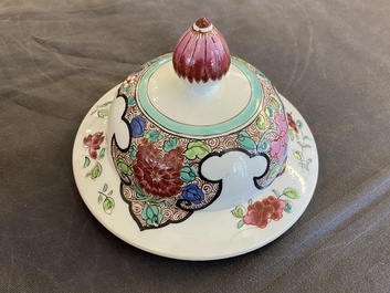 Een paar Chinese blauw-witte schotels en een Samson famille rose vaas, Qianlong en 19e eeuw