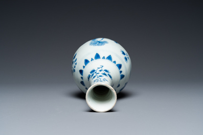 Vase de forme bouteille en porcelaine de Chine en bleu et blanc &agrave; d&eacute;cor floral, &eacute;poque Transition
