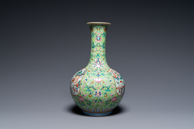 Vase de forme bouteille en porcelaine de Chine famille rose &agrave; fond vert de limon, marque et &eacute;poque de Jiaqing