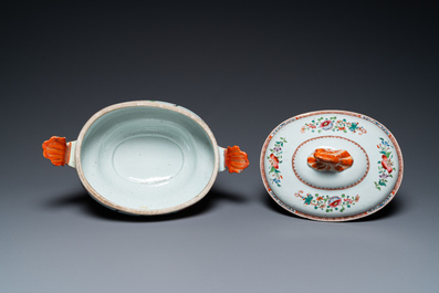 Een Chinese famille rose dekselterrine op onderschotel, Qianlong