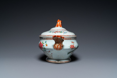 Een Chinese famille rose dekselterrine op onderschotel, Qianlong