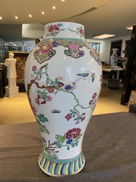 Een paar Chinese blauw-witte schotels en een Samson famille rose vaas, Qianlong en 19e eeuw
