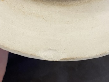 Een paar Chinese blauw-witte schotels en een Samson famille rose vaas, Qianlong en 19e eeuw
