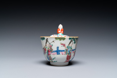 Een Chinese famille rose 'trick cup', 19e eeuw