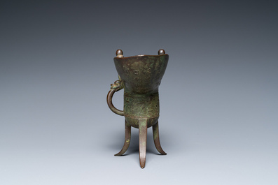 Verseuse de type 'jue' en bronze avec une inscription et dat&eacute;e 1701, Chine, Kangxi