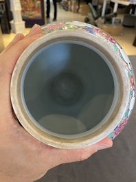 Een paar Chinese blauw-witte schotels en een Samson famille rose vaas, Qianlong en 19e eeuw