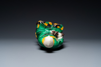 Sculpture d'un Luohan au chien en biscuit &eacute;maill&eacute; verte, Chine, probablement Qing