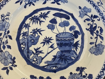 Een paar Chinese blauw-witte schotels en een Samson famille rose vaas, Qianlong en 19e eeuw