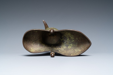 Verseuse de type 'jue' en bronze avec une inscription et dat&eacute;e 1701, Chine, Kangxi