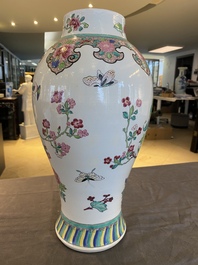 Een paar Chinese blauw-witte schotels en een Samson famille rose vaas, Qianlong en 19e eeuw