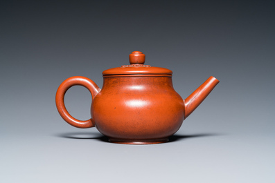 A Chinese Yixing stoneware tea caddy and teapot, 19/20th C.
