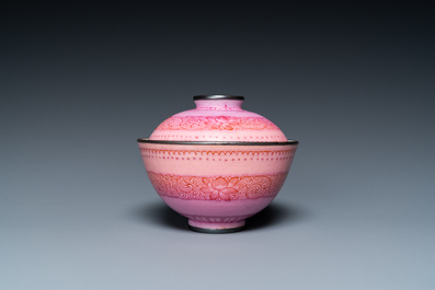 Bol couvert en porcelaine de Chine &agrave; fond rose, marque et &eacute;poque de Qianlong