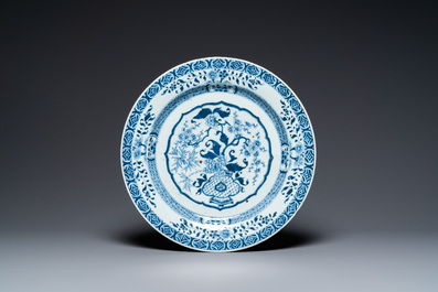 Drie Chinese blauw-witte en famille rose schotels, een theepot, een kom en een zhadou, 18/19e eeuw