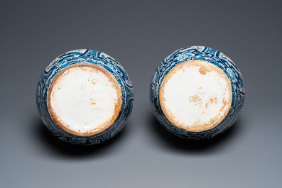 Paire de vases de forme bouteille en fa&iuml;ence de Delft en bleu et blanc, 18&egrave;me