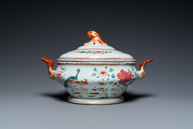Een Chinese famille rose dekselterrine op onderschotel, Qianlong