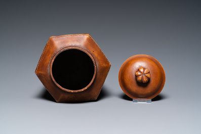 A Chinese Yixing stoneware tea caddy and teapot, 19/20th C.