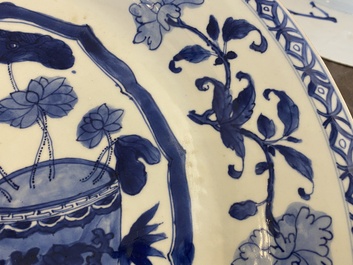Een paar Chinese blauw-witte schotels en een Samson famille rose vaas, Qianlong en 19e eeuw